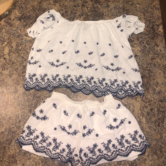 Off the shoulder crop two piece set! - Picture 1 of 10